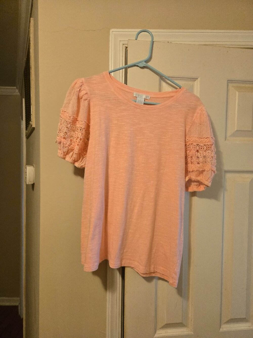 Design HIstory L peach color top with lace puff sleeves